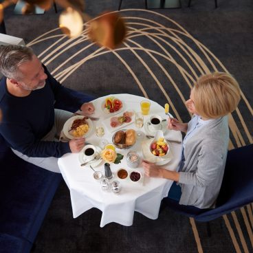 Ein Paar frühstückt im Restaurant Marie-Theres.