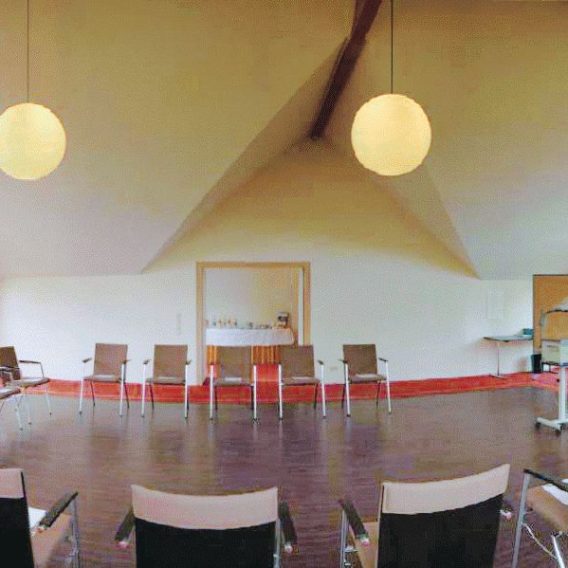 Blick in den Tagungsraum Eishaus mit Bestuhlung und Tagungstechnik.