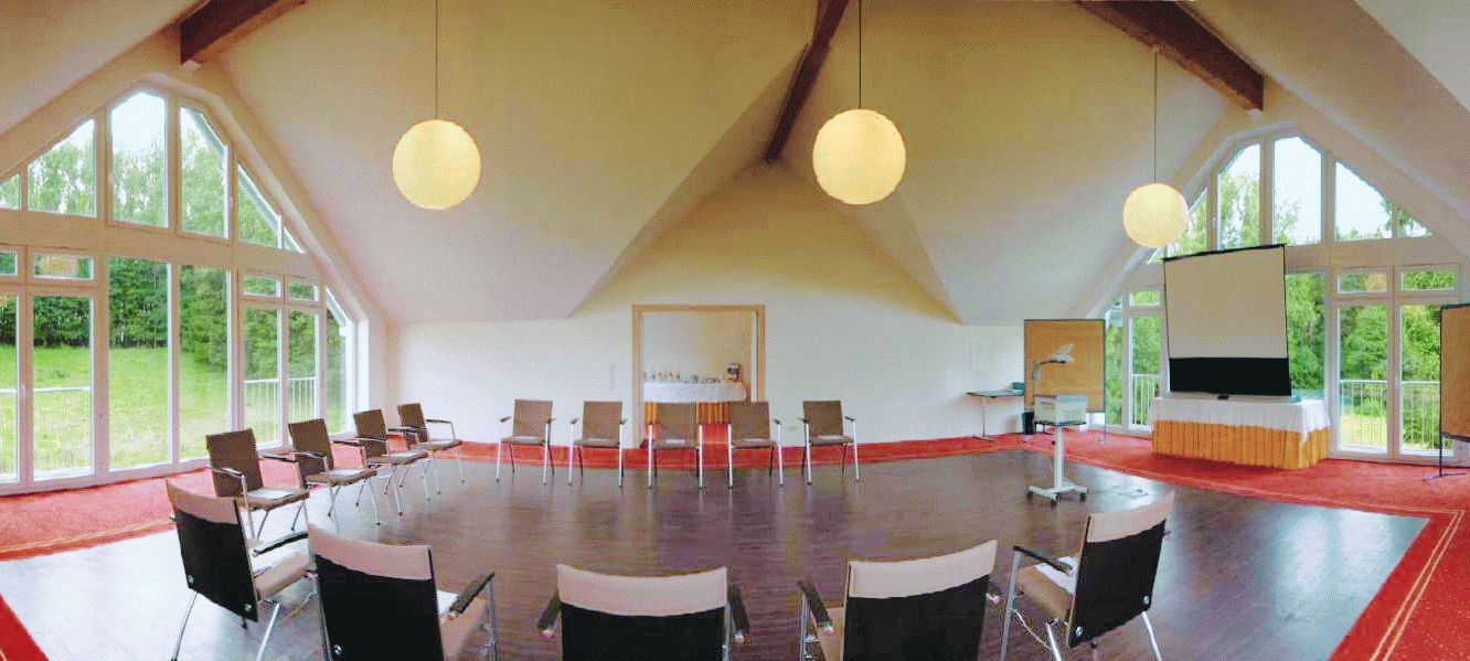 Blick in den Tagungsraum Eishaus mit Bestuhlung und Tagungstechnik.