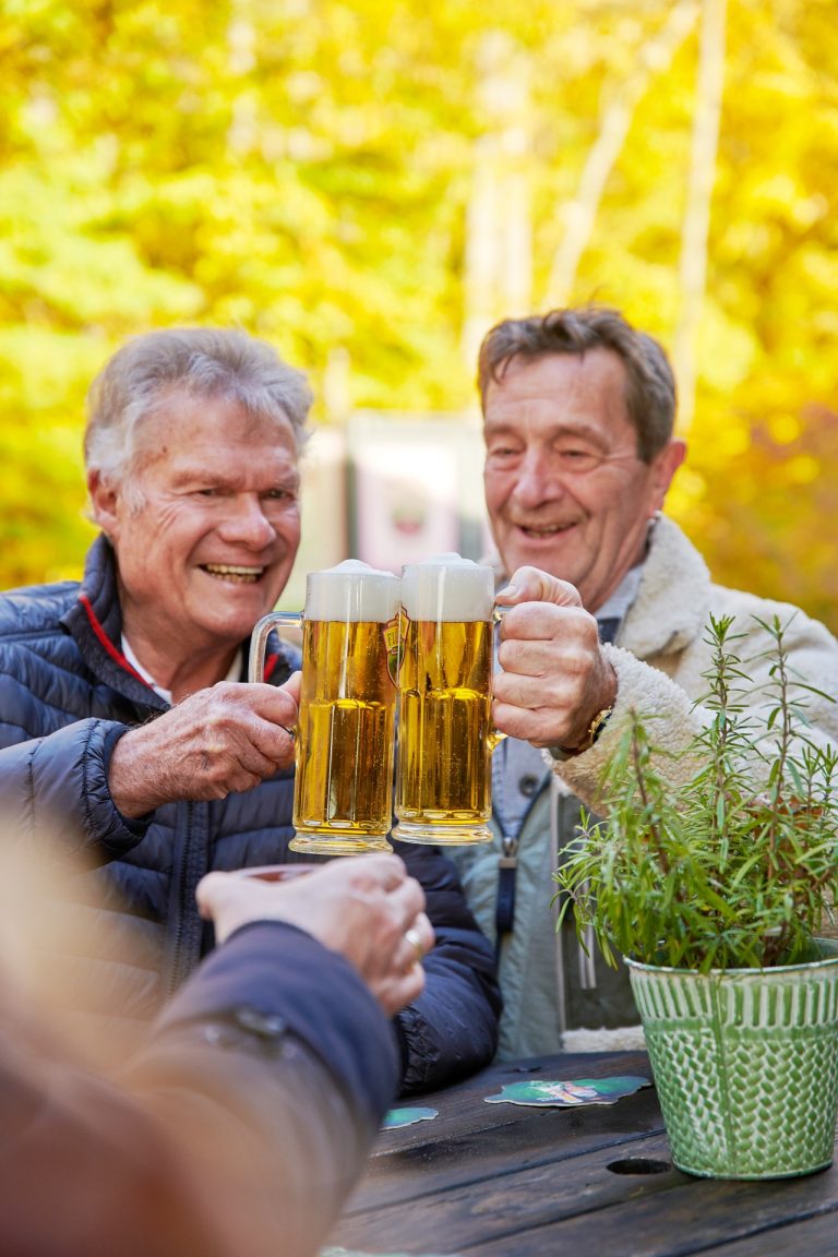 Bier Flürchen Anstoßen Männer