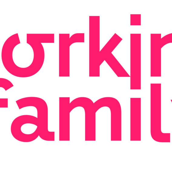 Der leuchtend rosa Text lautet „Working Family“ in fetten Kleinbuchstaben auf weißem Hintergrund.